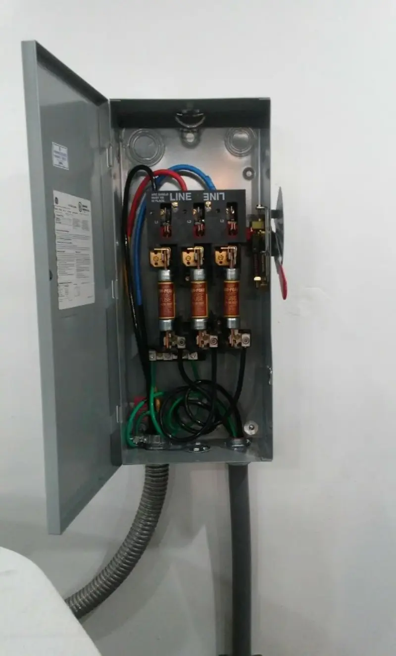 Three-phase disconnect switch installed for Smoke Detector Installation in Oak Point